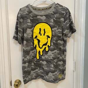 Smiley World Men's Gray Camo Dripping Smiley Face Graphic T-Shirt